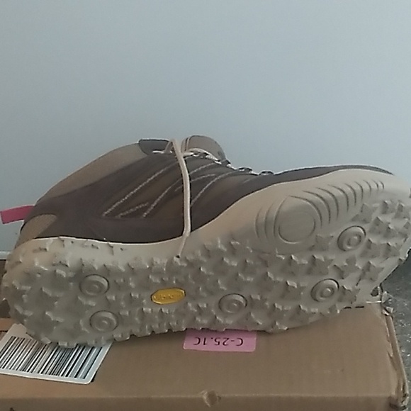 Vibram hiking shoes with OrthoLite insoles - Picture 3 of 4